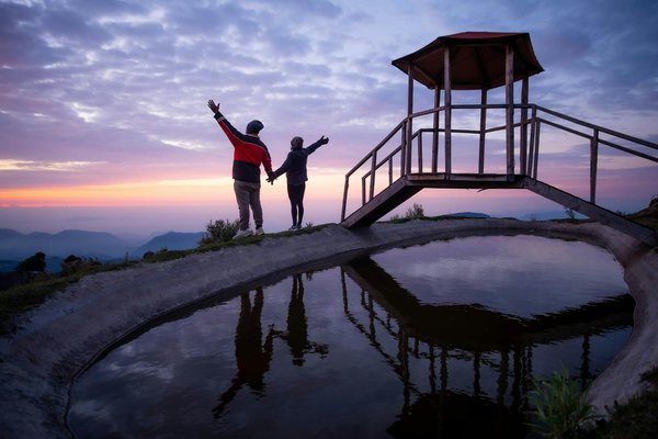Wie kann man lokale Gemeinschaften durch De-Tourismus unterstÃ¼tzen?